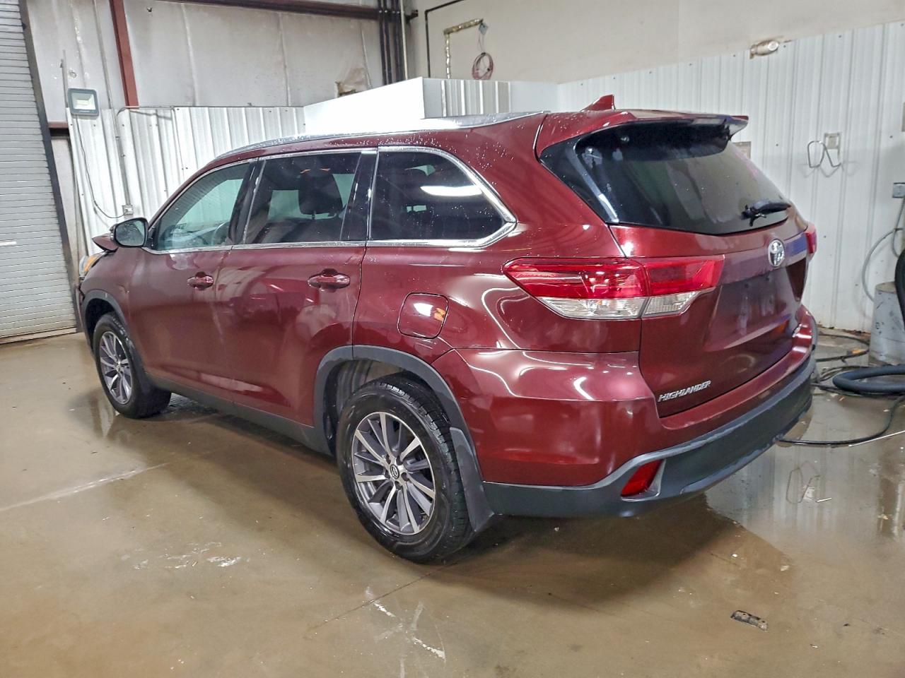 2019 TOYOTA HIGHLANDER XLE photo 3