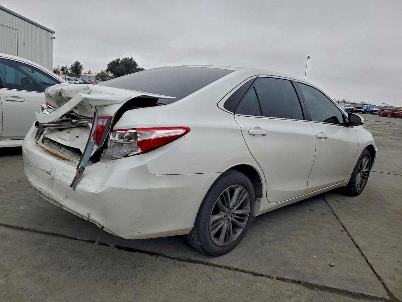 2017 TOYOTA CAMRY photo 3