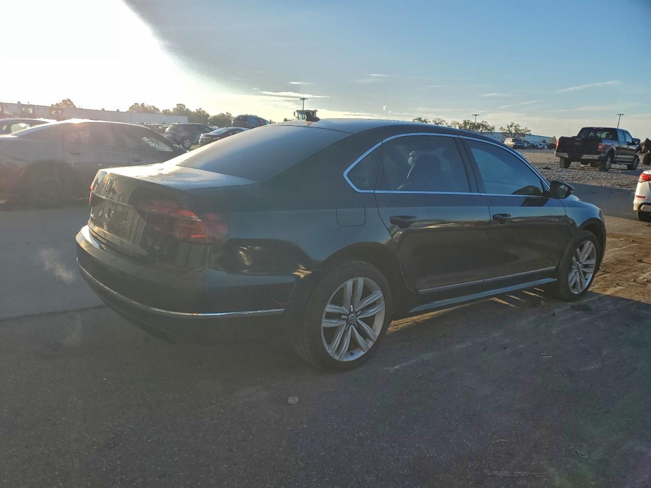 2017 VOLKSWAGEN PASSAT SEL PREMIUM photo 3