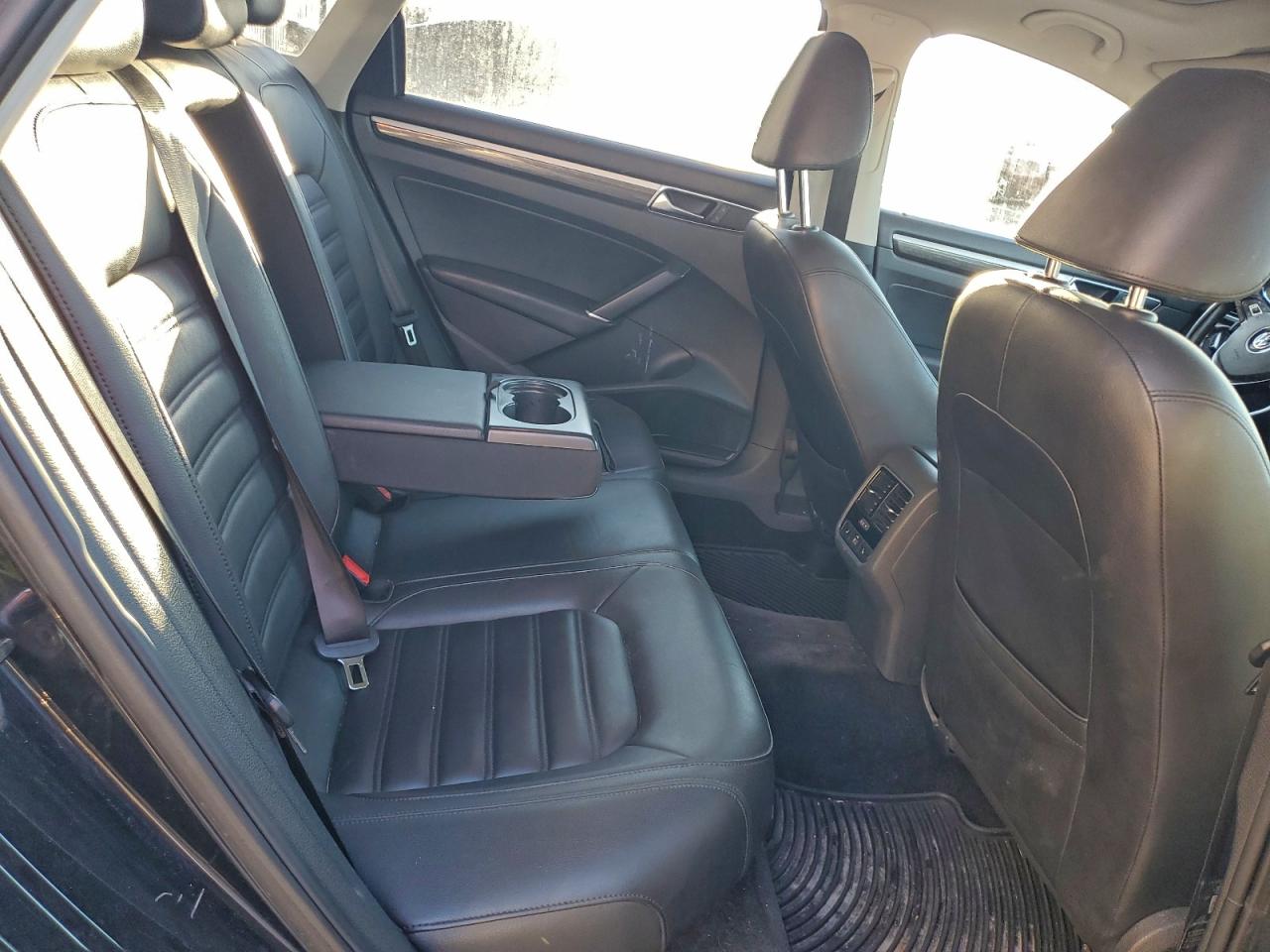 2017 VOLKSWAGEN PASSAT SEL PREMIUM photo 10
