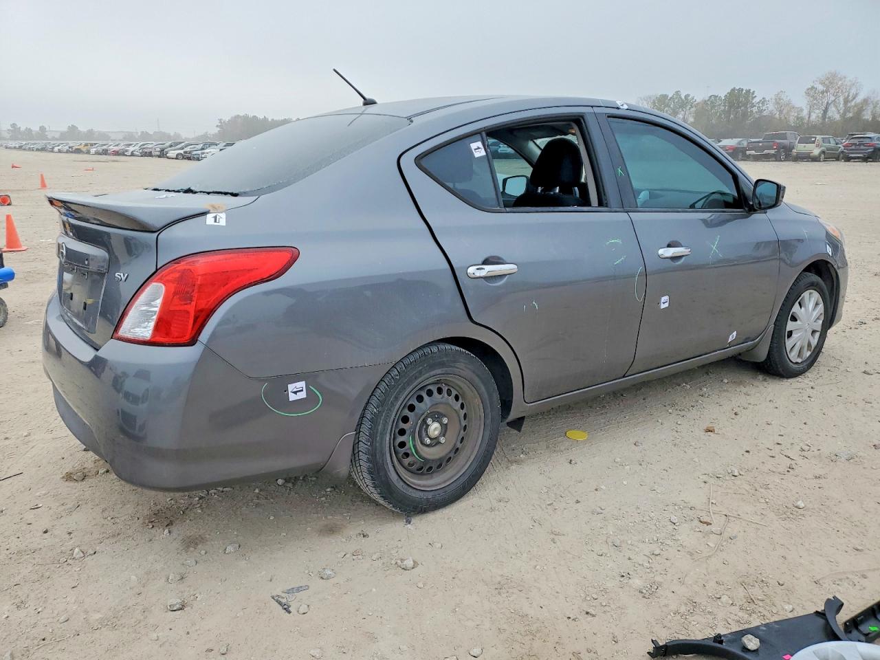 2018 NISSAN VERSA S photo 3