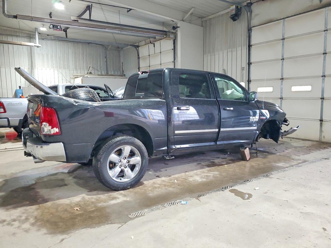 2016 RAM 1500 SLT photo 3