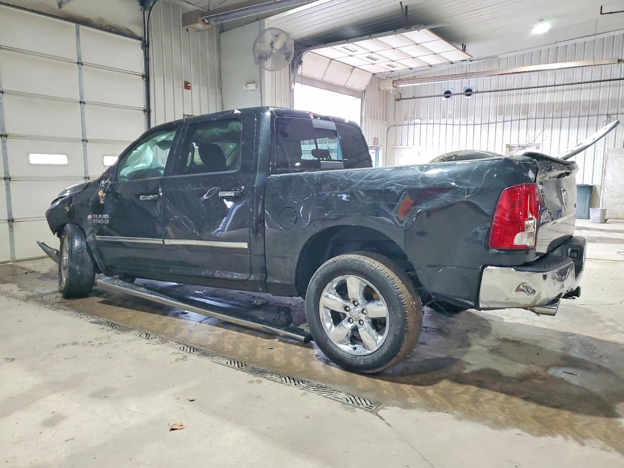 2016 RAM 1500 SLT photo 2