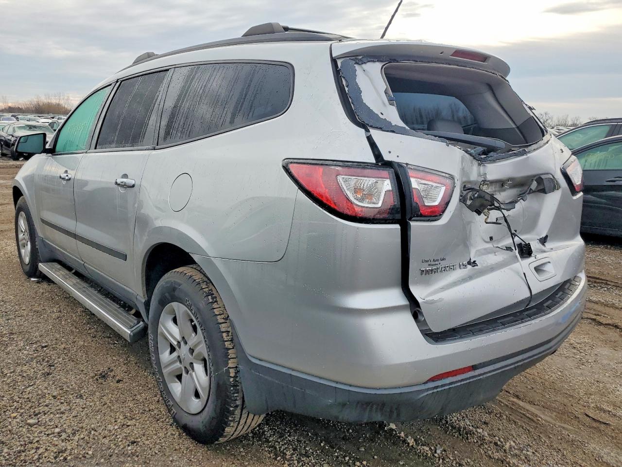 2014 CHEVROLET TRAVERSE LS photo 3