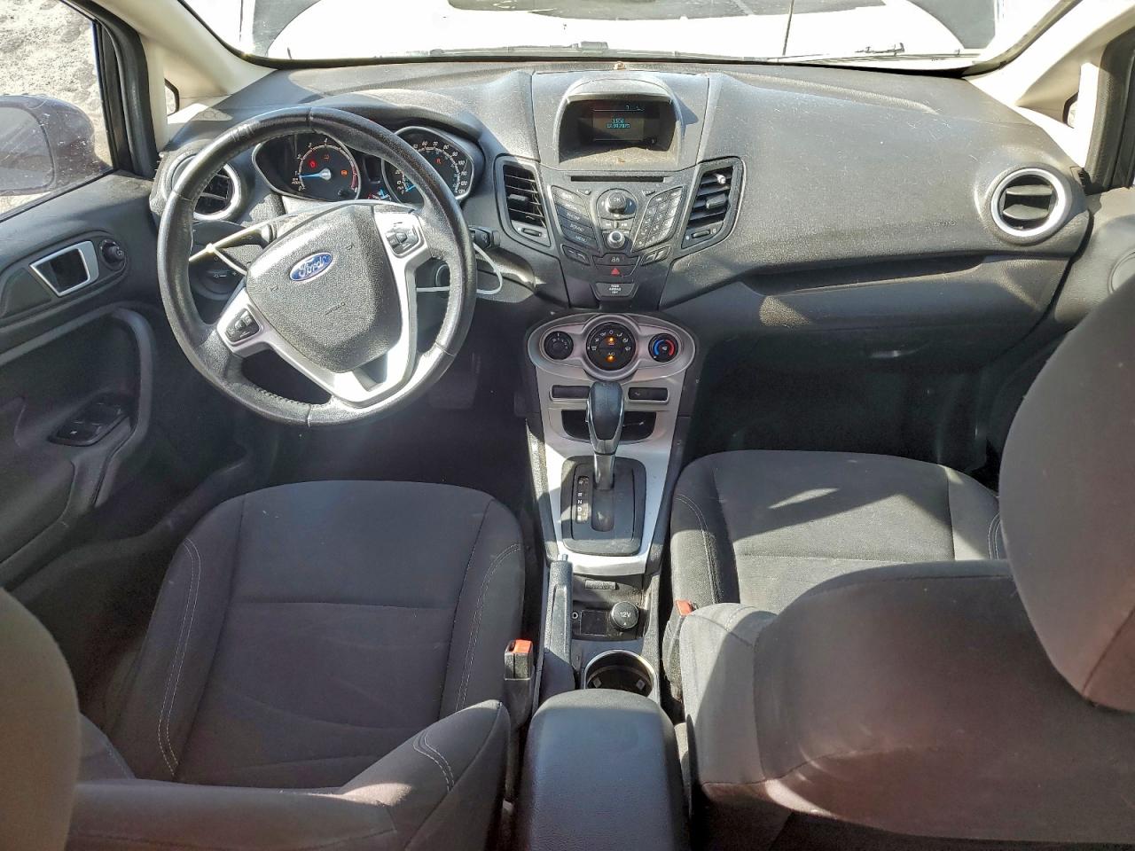 2015 FORD FIESTA SE photo 8