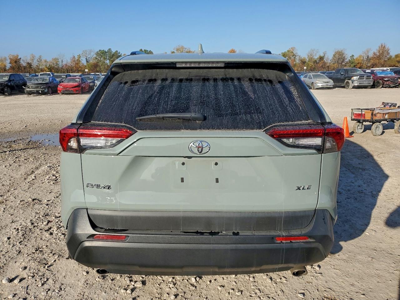 2022 TOYOTA RAV4 XLE photo 11