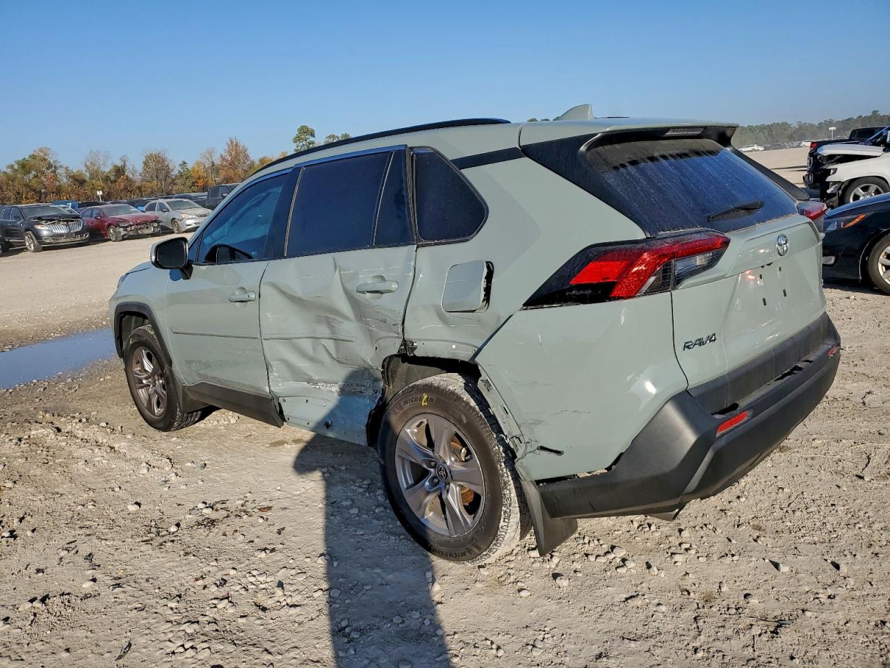 2022 TOYOTA RAV4 XLE photo 3