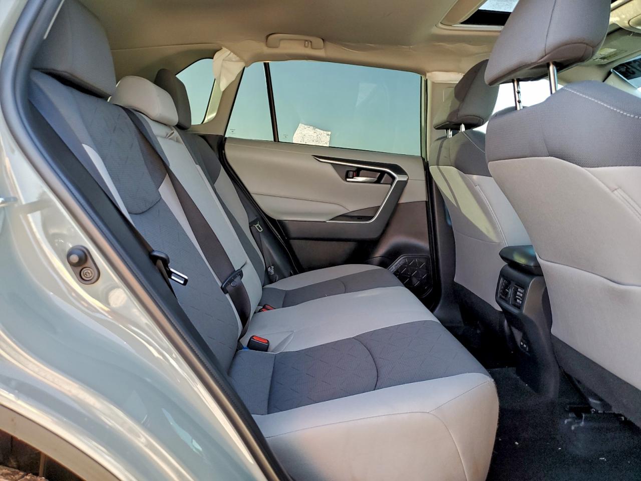 2022 TOYOTA RAV4 XLE photo 21