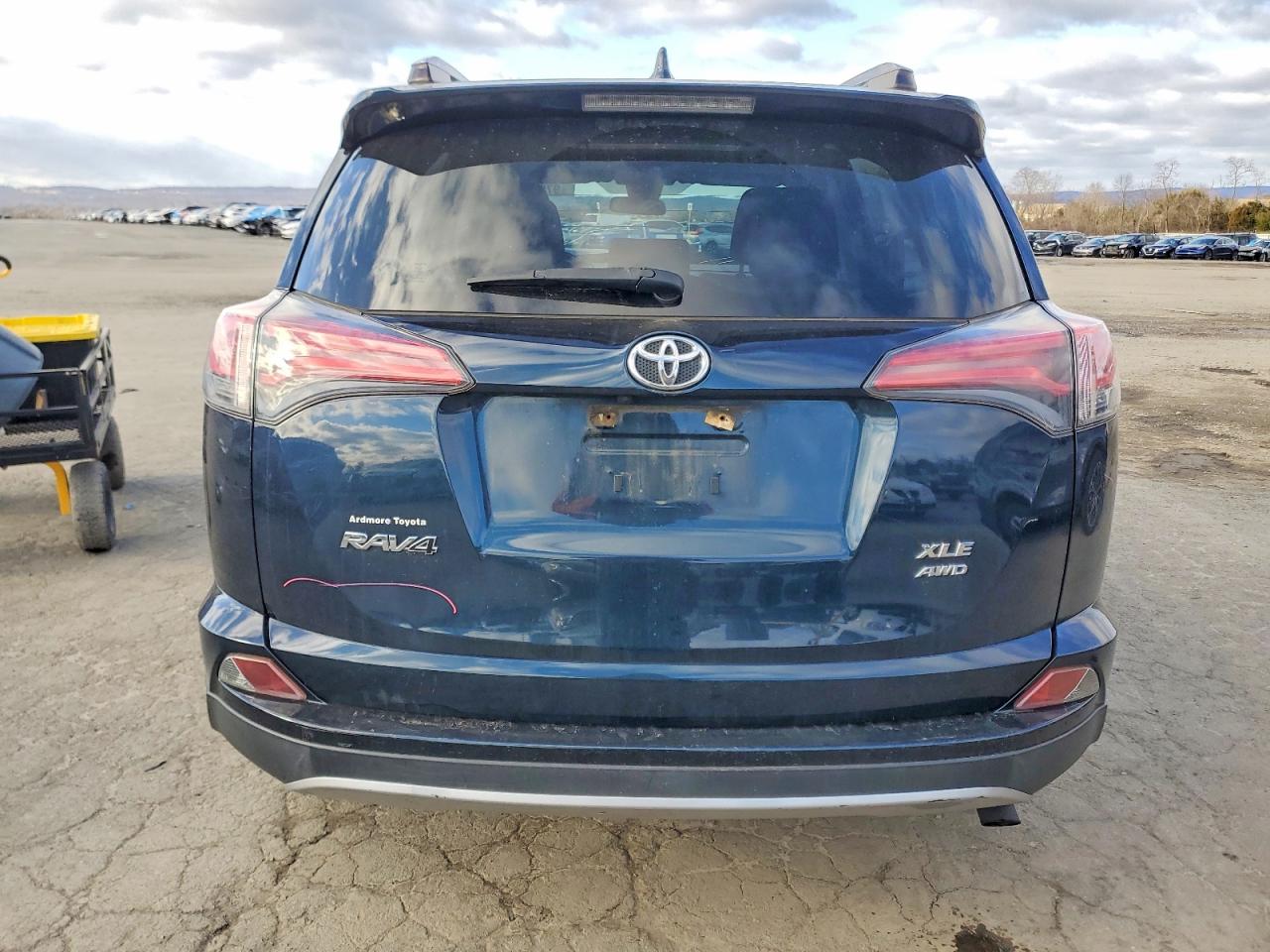 2017 TOYOTA RAV4 XLE photo 6