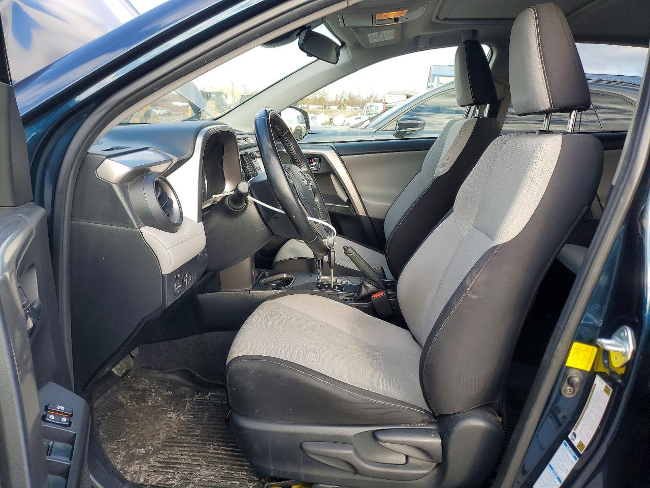 2017 TOYOTA RAV4 XLE photo 7
