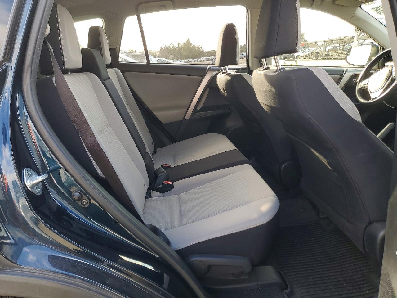 2017 TOYOTA RAV4 XLE photo 10