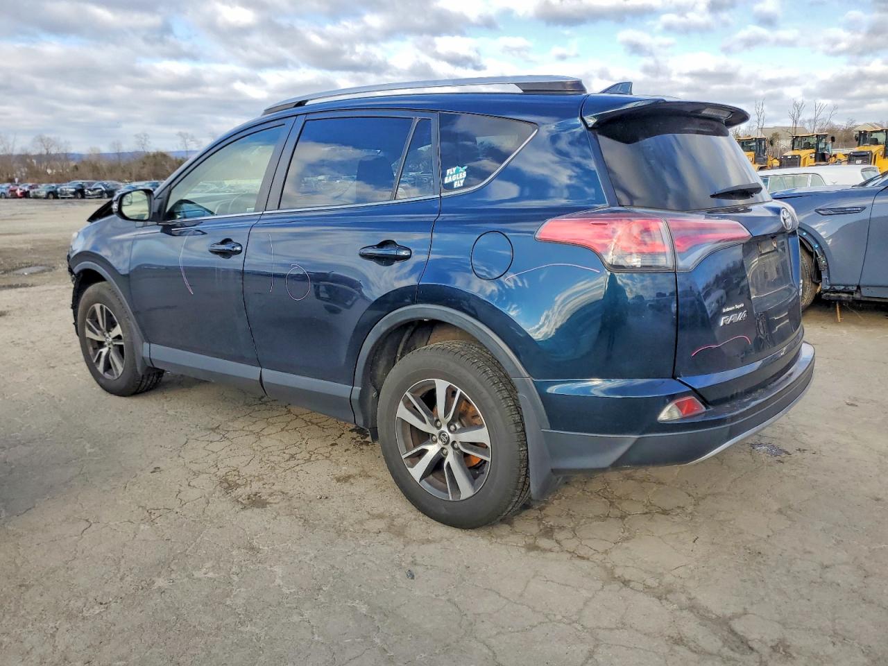 2017 TOYOTA RAV4 XLE photo 2