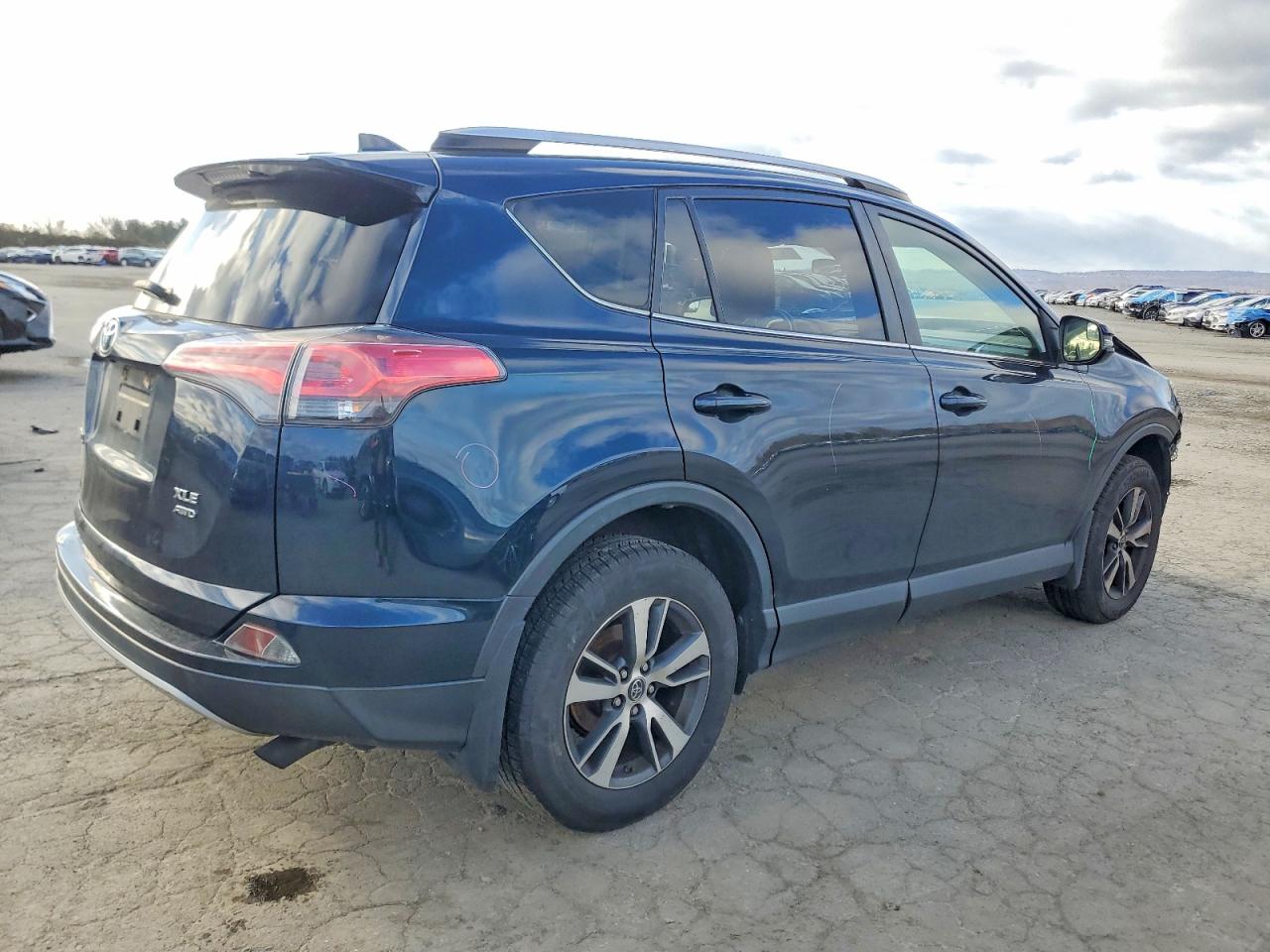 2017 TOYOTA RAV4 XLE photo 3