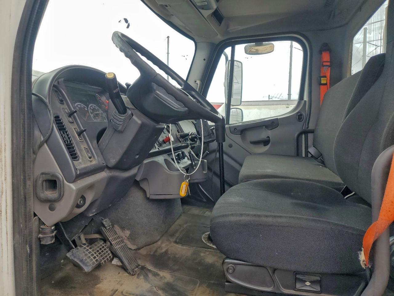 2015 FREIGHTLINER BUSINESS CLASS M2 SEMI TRUCK photo 5