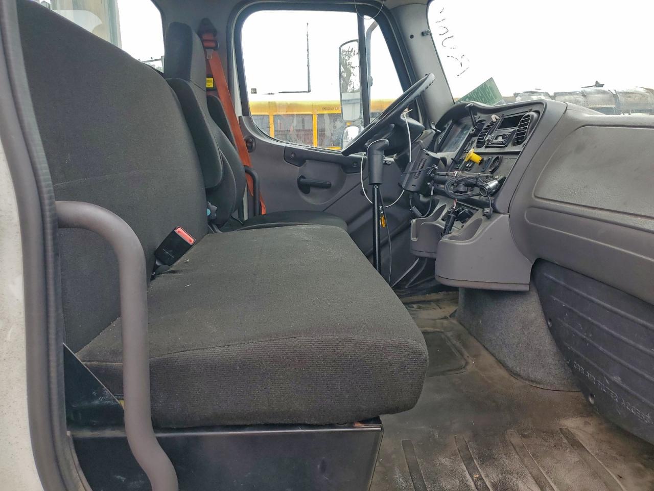 2015 FREIGHTLINER BUSINESS CLASS M2 SEMI TRUCK photo 6