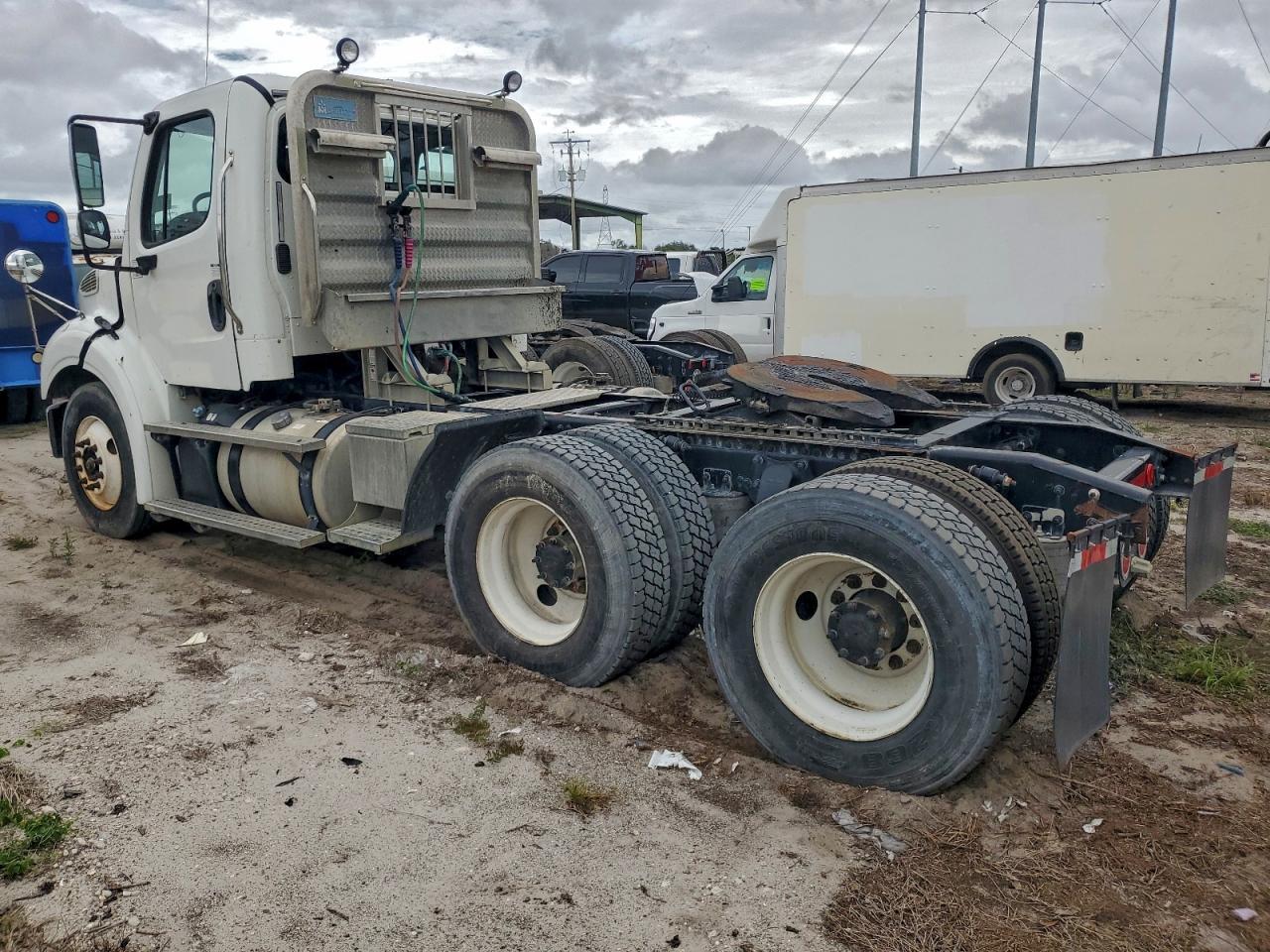 2015 FREIGHTLINER BUSINESS CLASS M2 SEMI TRUCK photo 3