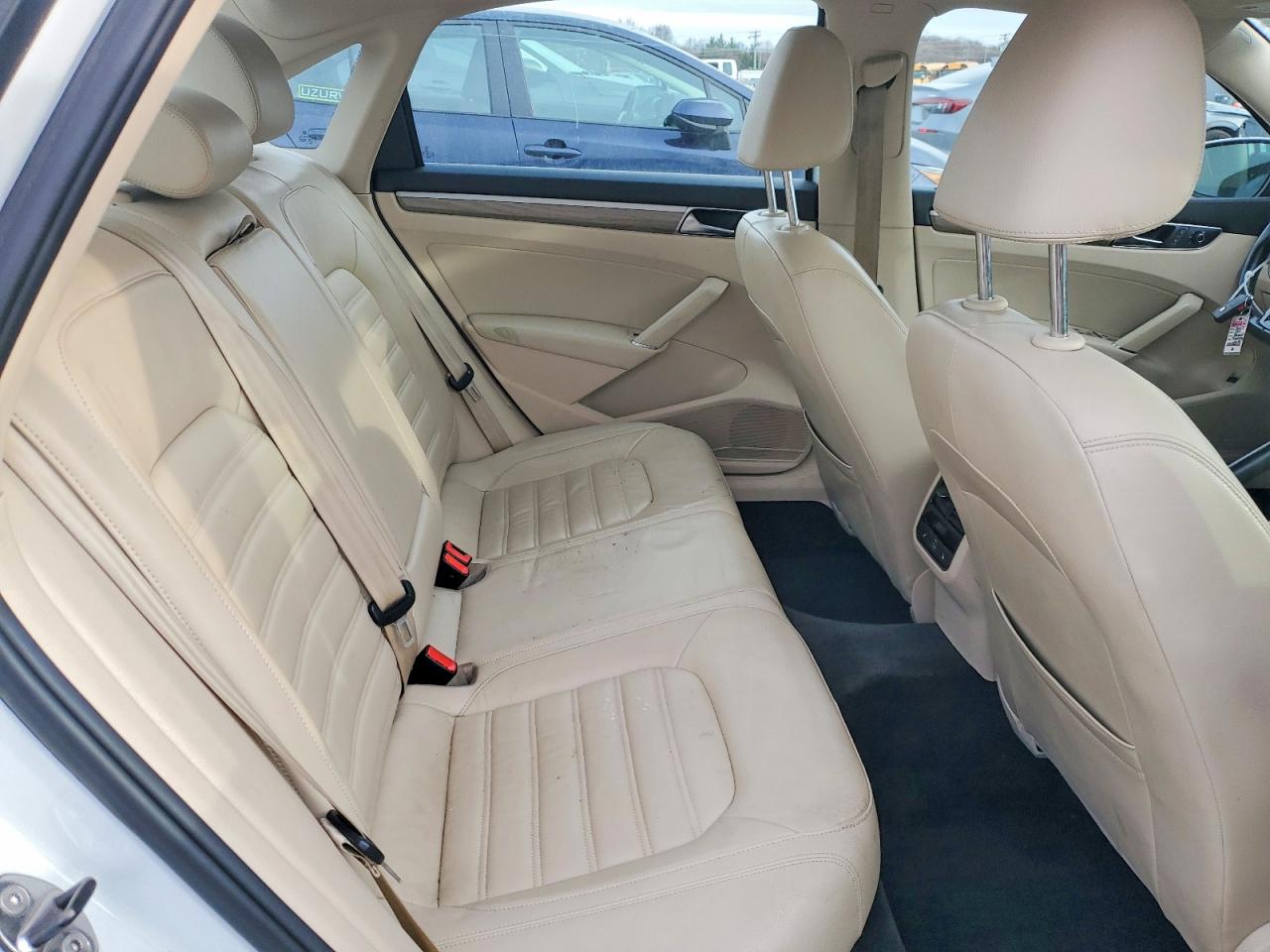 2017 VOLKSWAGEN PASSAT SEL PREMIUM photo 10