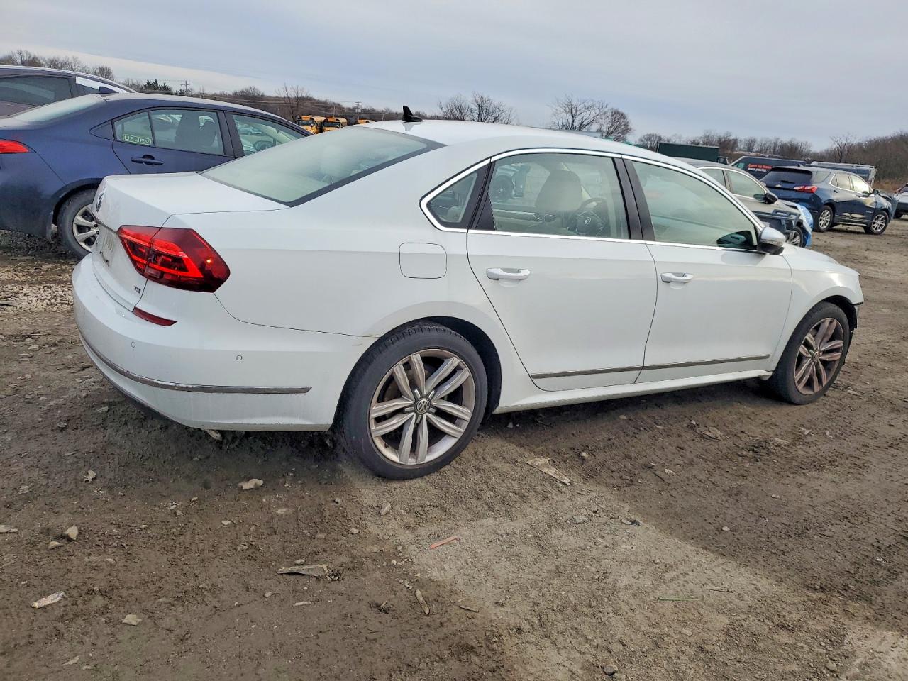 2017 VOLKSWAGEN PASSAT SEL PREMIUM photo 3