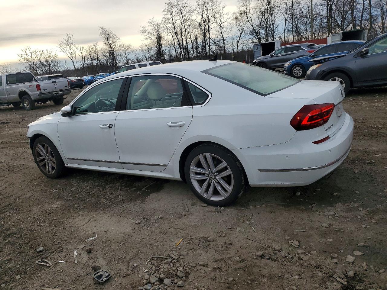 2017 VOLKSWAGEN PASSAT SEL PREMIUM photo 2