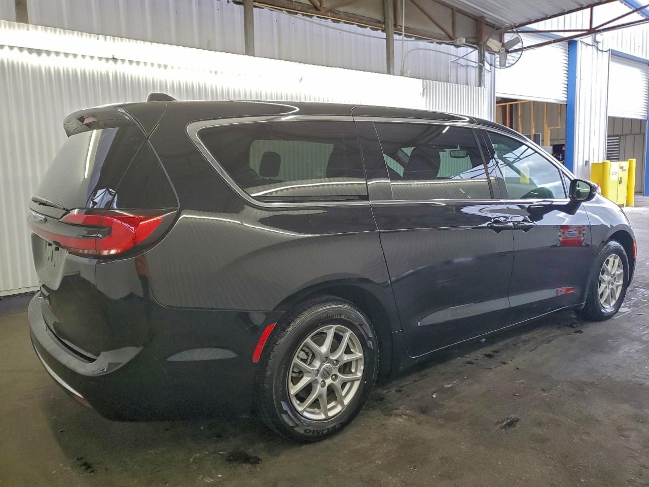 2025 CHRYSLER PACIFICA SELECT photo 3