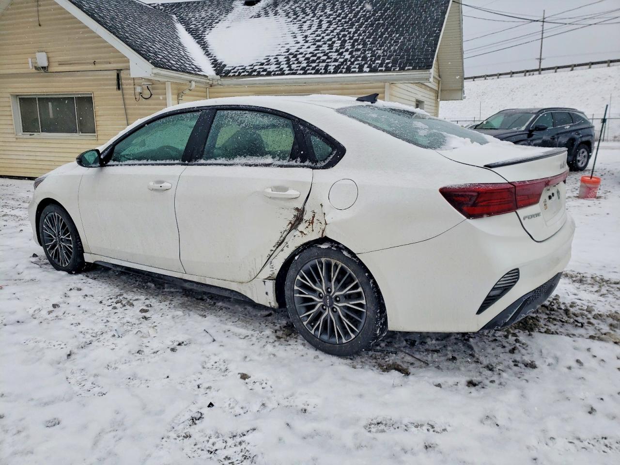 2023 KIA FORTE GT LINE photo 2