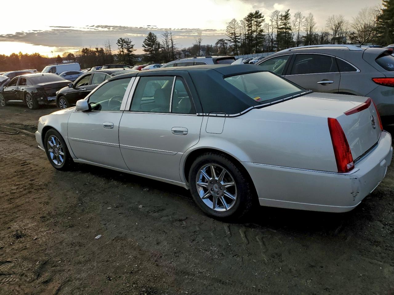 2011 CADILLAC DTS LUXURY COLLECTION photo 2