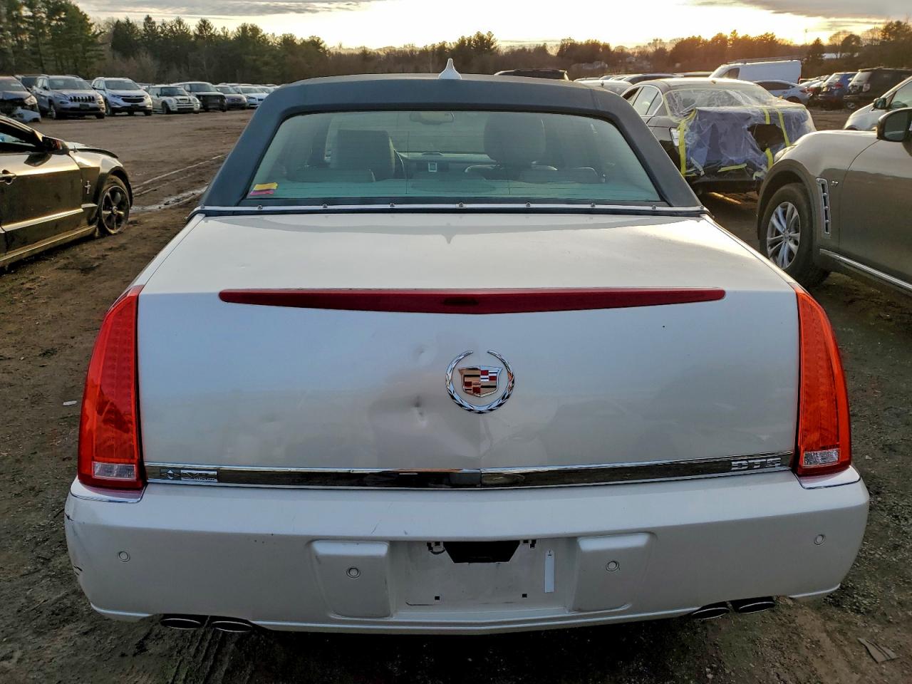 2011 CADILLAC DTS LUXURY COLLECTION photo 6