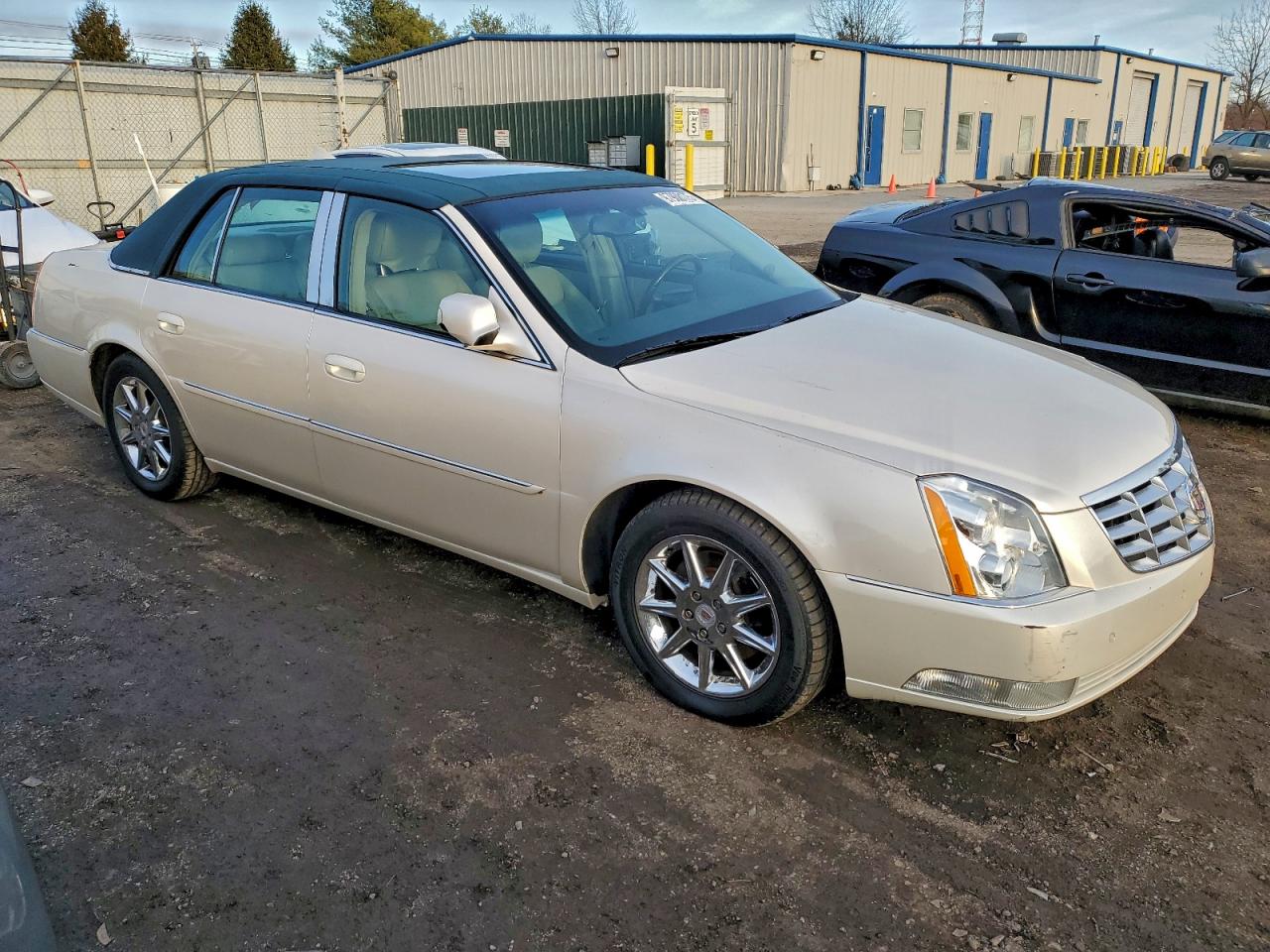 2011 CADILLAC DTS LUXURY COLLECTION photo 4