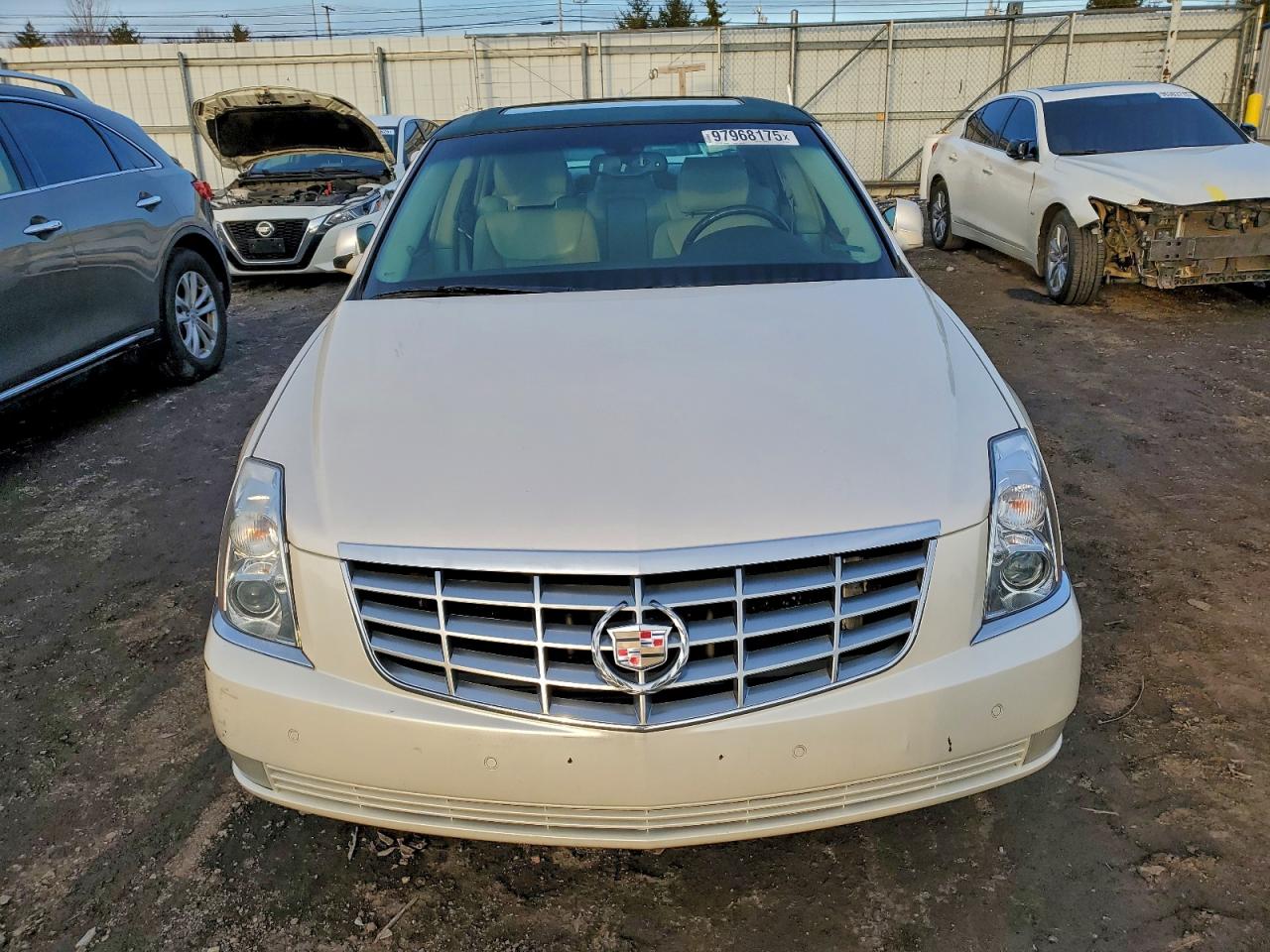 2011 CADILLAC DTS LUXURY COLLECTION photo 5