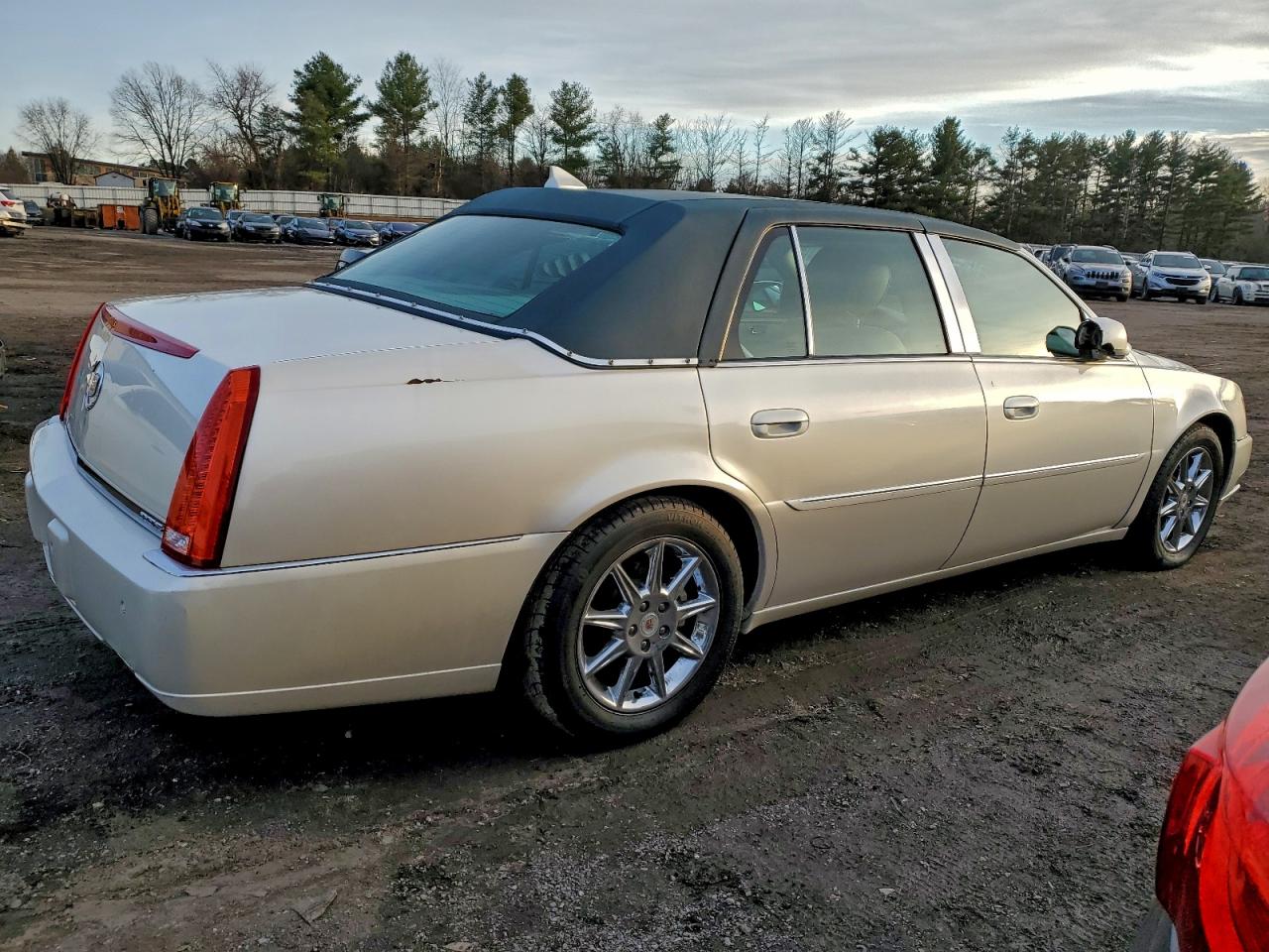 2011 CADILLAC DTS LUXURY COLLECTION photo 3