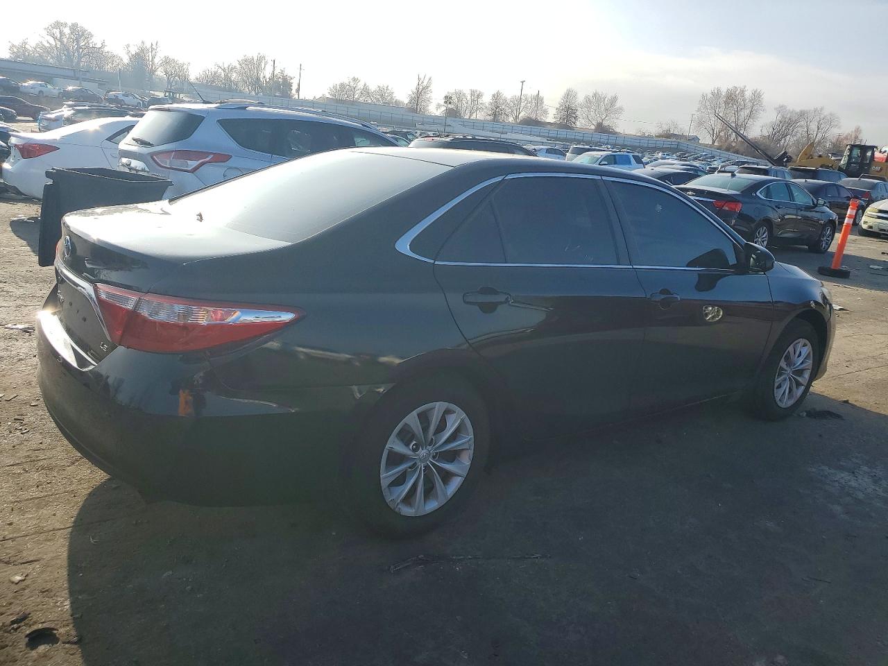 2016 TOYOTA CAMRY LE photo 3