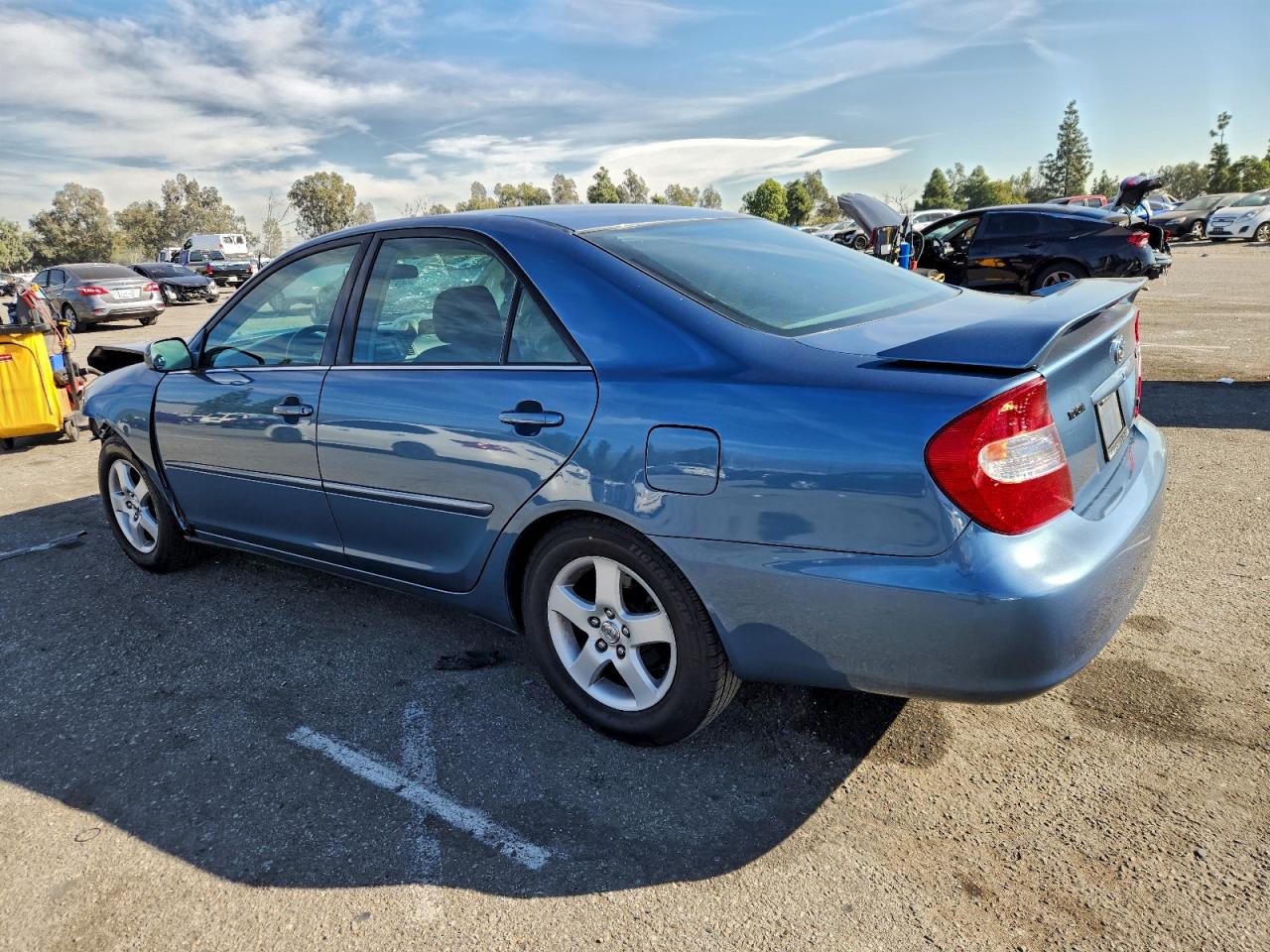 2002 TOYOTA CAMRY LE photo 2