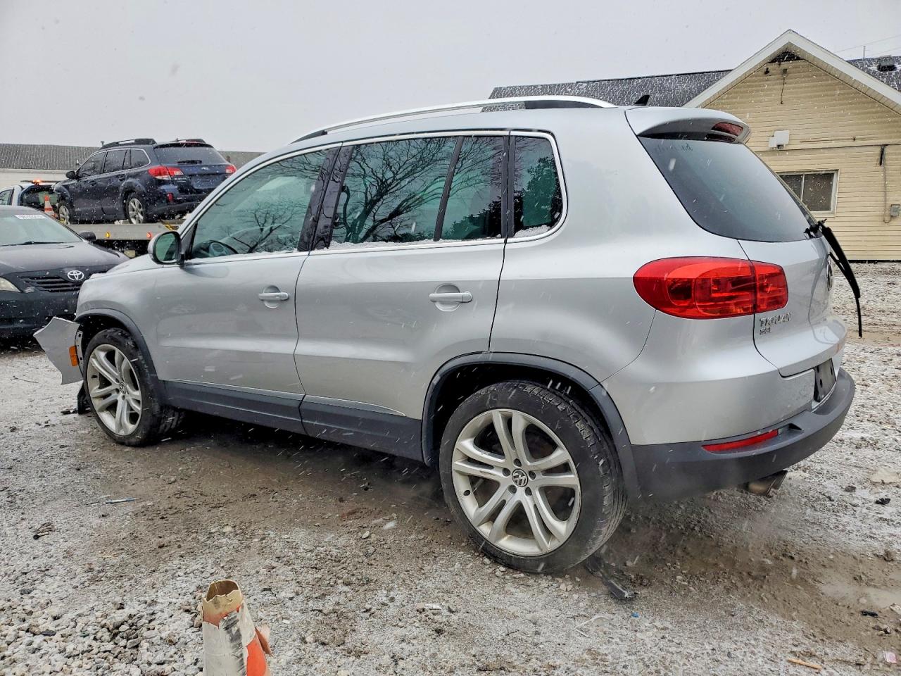 2016 VOLKSWAGEN TIGUAN S photo 2