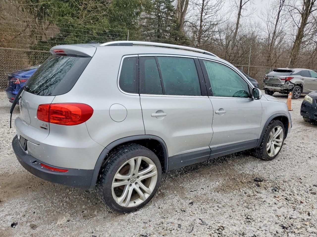 2016 VOLKSWAGEN TIGUAN S photo 3
