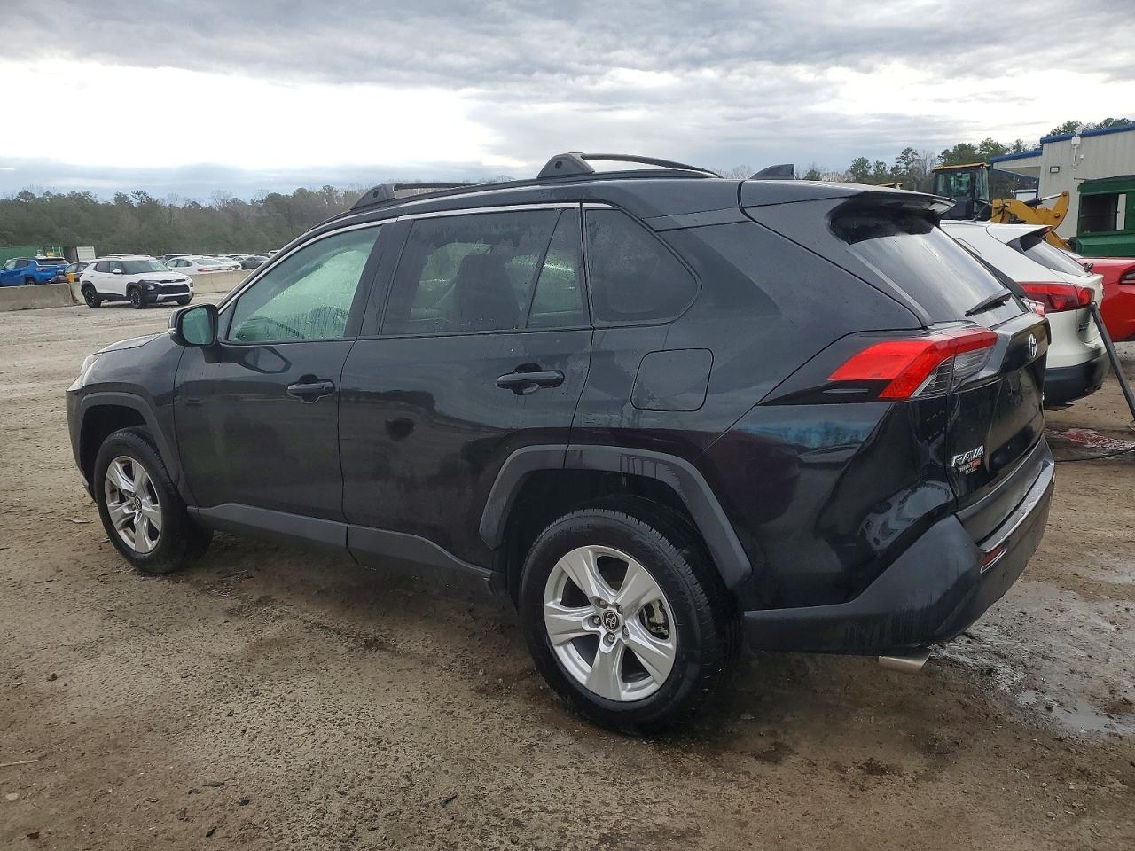 2021 TOYOTA RAV4 XLE photo 5