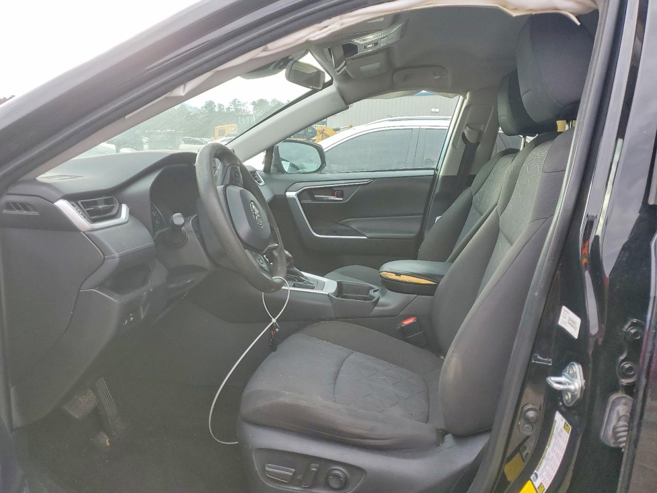 2021 TOYOTA RAV4 XLE photo 25