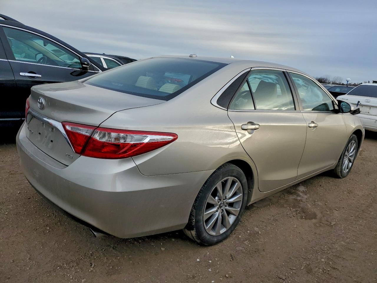 2017 TOYOTA CAMRY LE photo 3