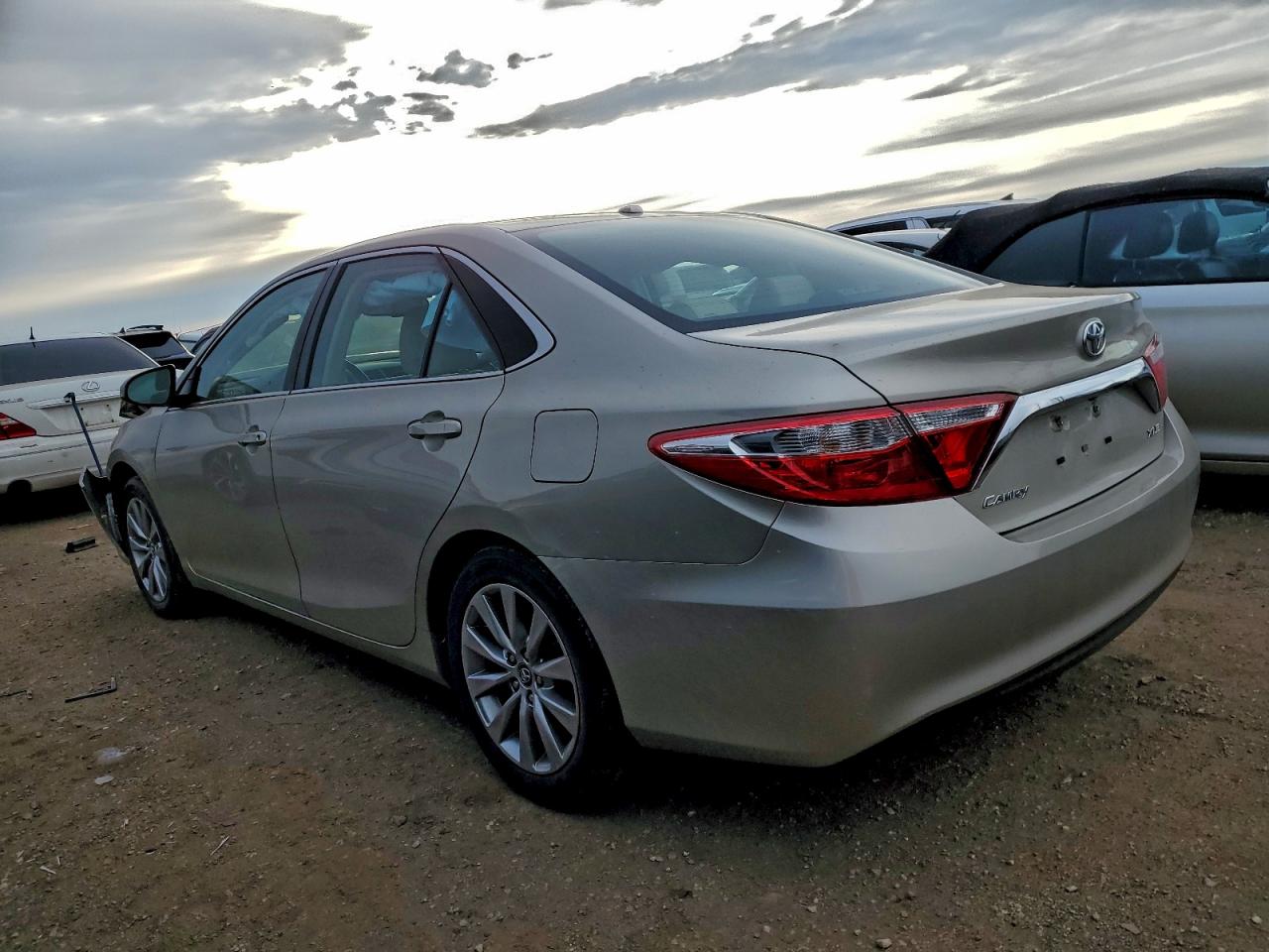 2017 TOYOTA CAMRY LE photo 2