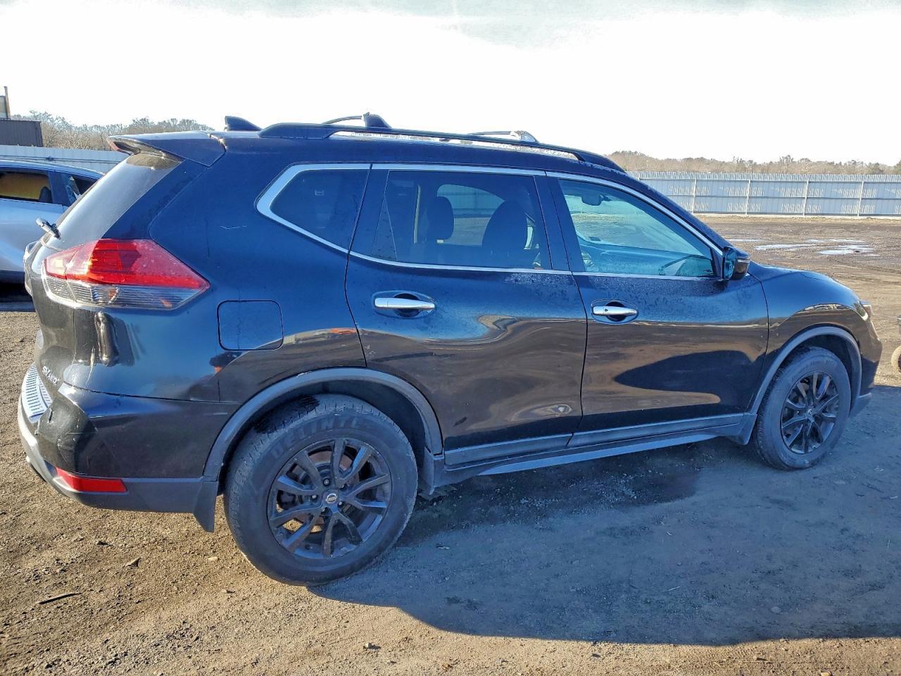2017 NISSAN ROGUE SV photo 3