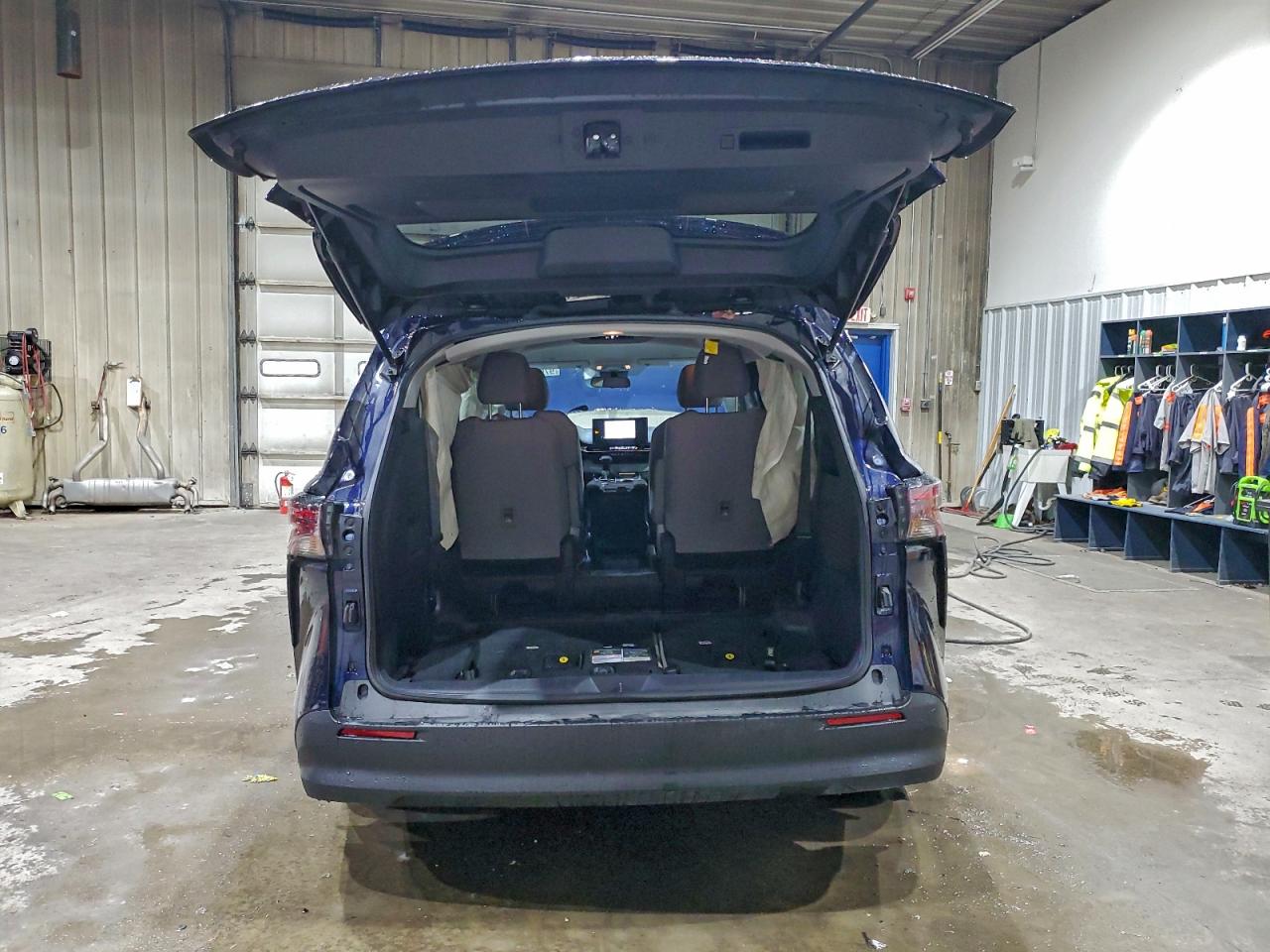 2025 TOYOTA SIENNA LE 8-PASSENGER photo 11