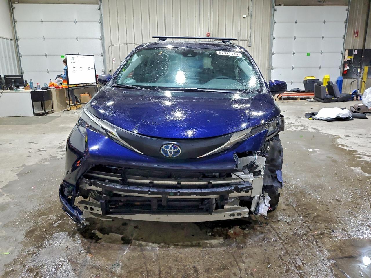 2025 TOYOTA SIENNA LE 8-PASSENGER photo 9
