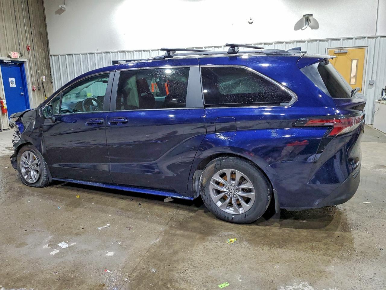 2025 TOYOTA SIENNA LE 8-PASSENGER photo 3