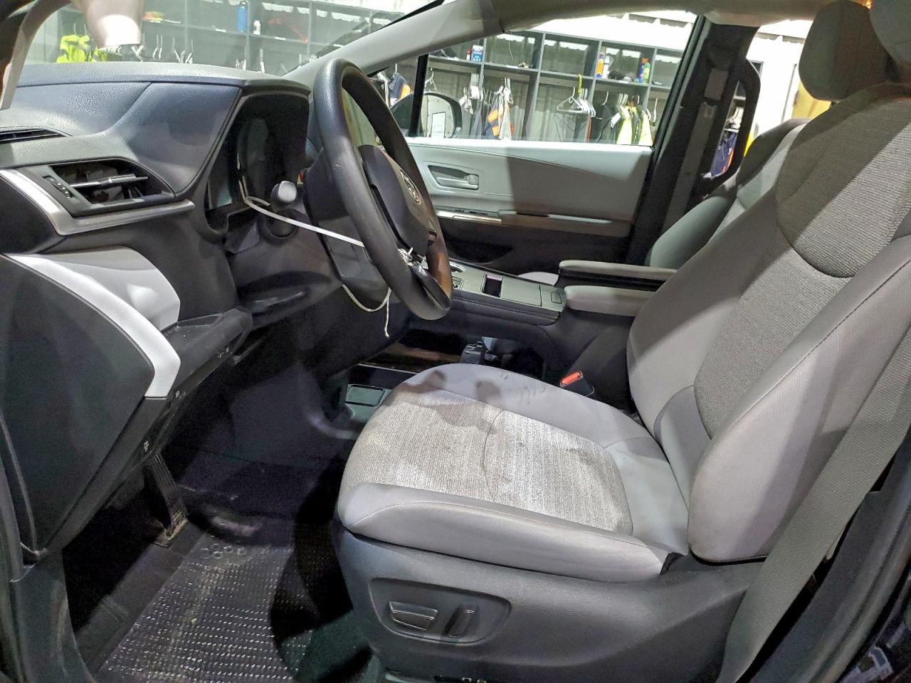 2025 TOYOTA SIENNA LE 8-PASSENGER photo 13
