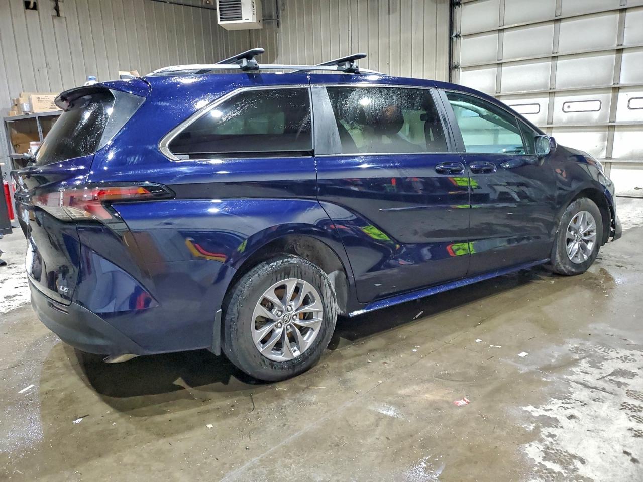 2025 TOYOTA SIENNA LE 8-PASSENGER photo 5