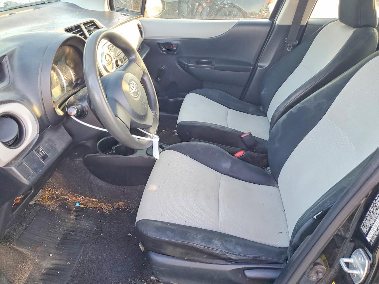 2012 TOYOTA YARIS photo 13
