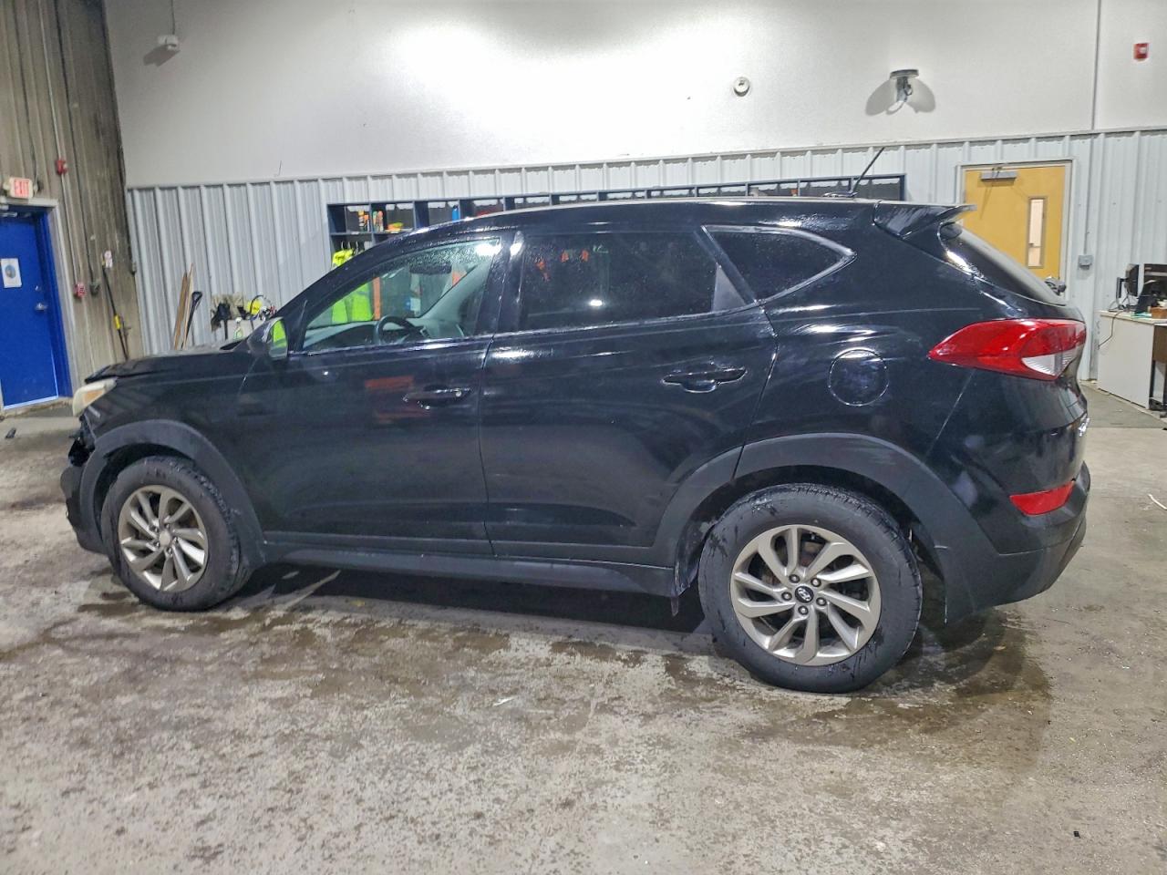 2016 HYUNDAI TUCSON SE photo 2
