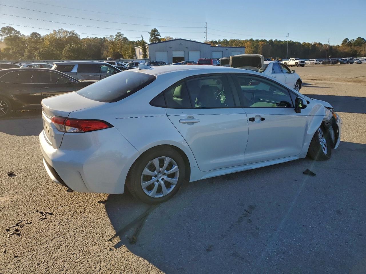 2021 TOYOTA COROLLA LE photo 3
