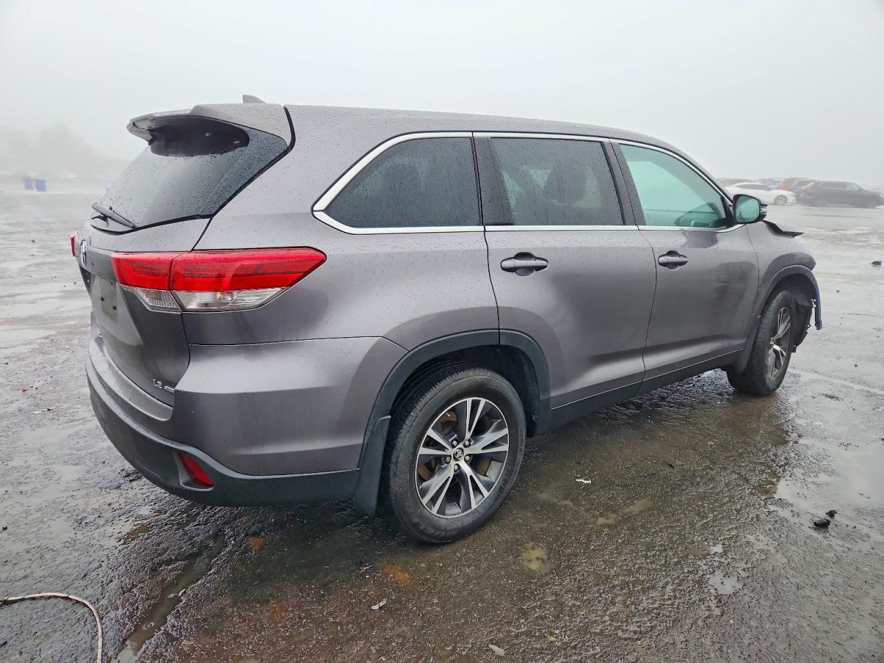 2019 TOYOTA HIGHLANDER LE photo 3