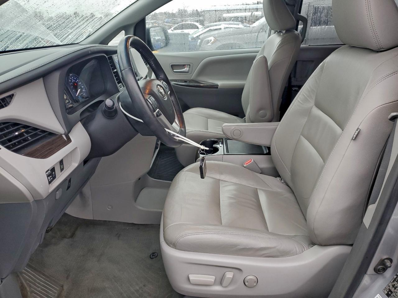 2015 TOYOTA SIENNA XLE photo 7