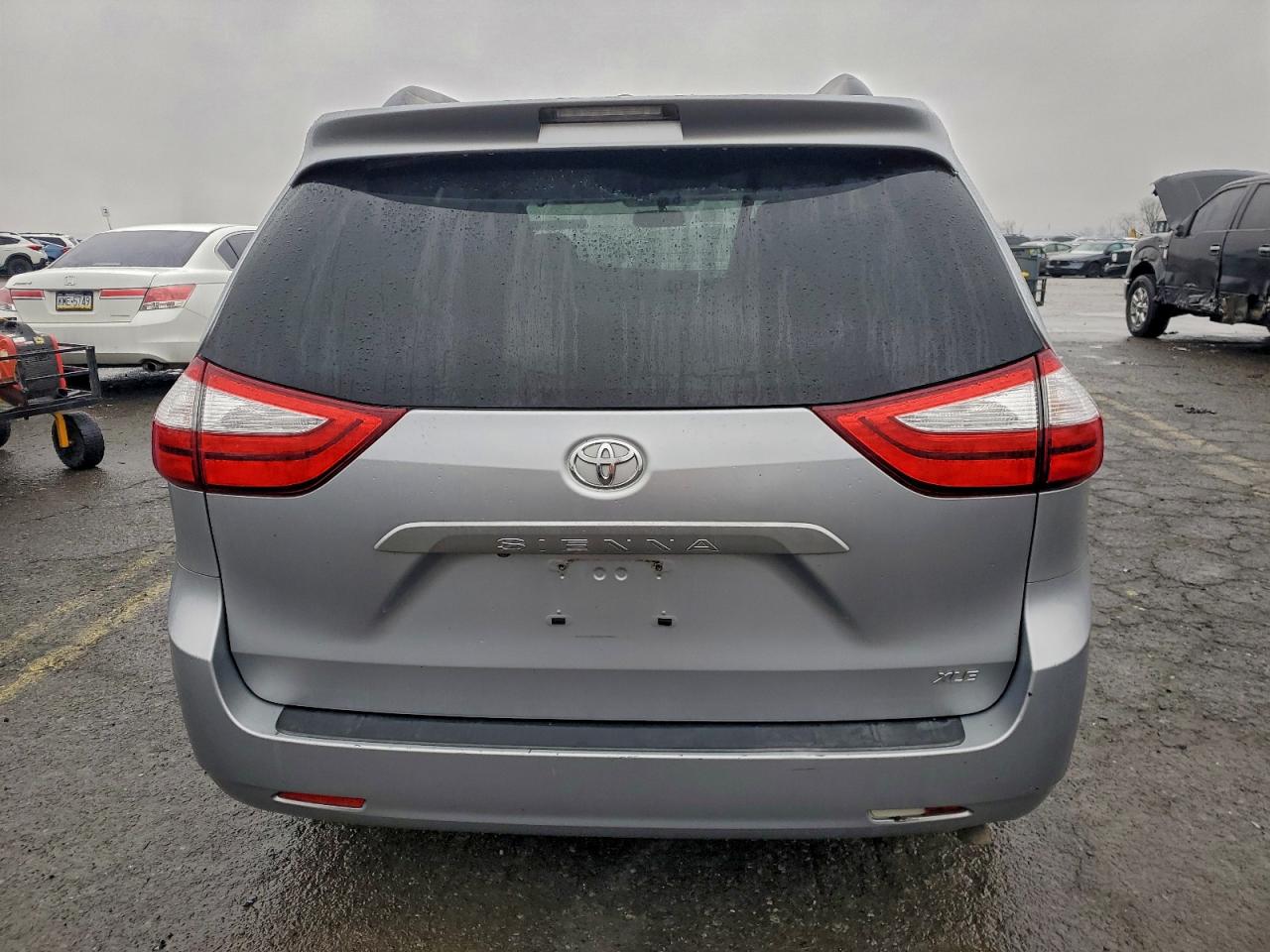 2015 TOYOTA SIENNA XLE photo 6